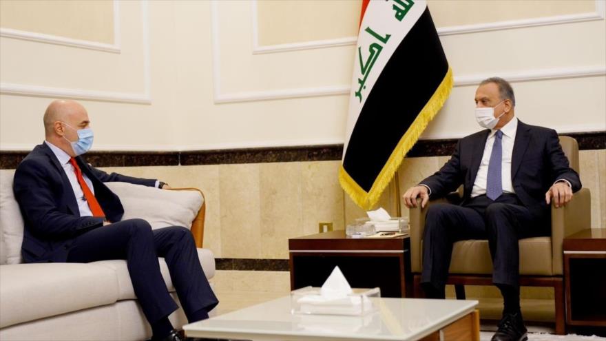El primer ministro iraquí, Mustafa al-Kazemi (dcha.), y el embajador turco en Irak, Ali Riza Guney, 23 de enero de 2022. (Foto: IHA)