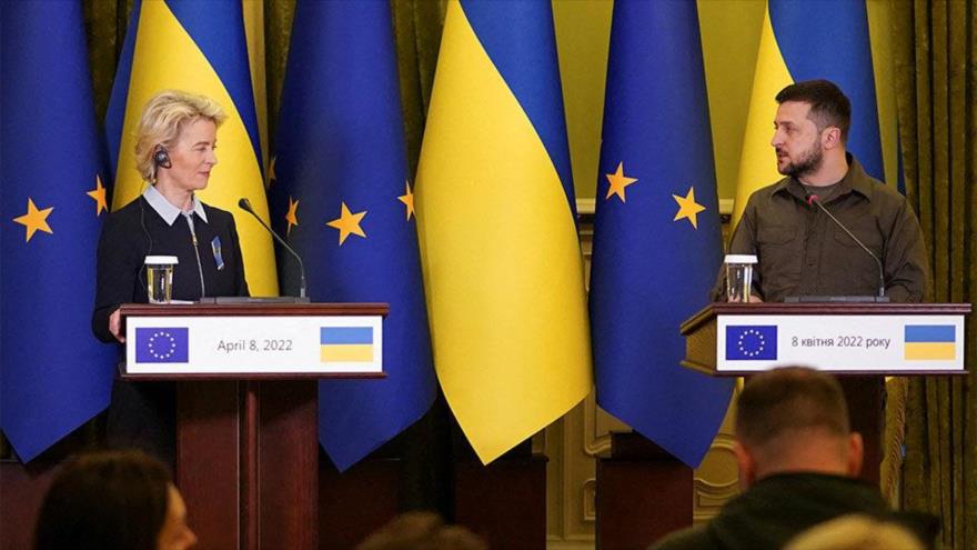 Presidente de Ucrania, Volodimir Zelenski (dcha.), y la presidenta de la Comisión Europea, Ursula von der Leyen, en Kiev, Ucrania, 8 de abril de 2022. 