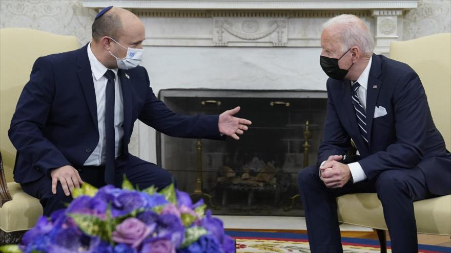 Primer ministro israelí, Naftali Bennett (izda.), se reúne con el presidente de EE.UU., Joe Biden, en Casa Blanca, 27 de agosto de 2021. (Foto: AP)