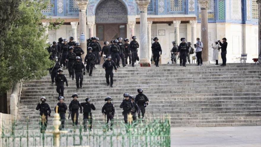 Fuerzas israelíes se ven fuera de la Mezquita de Al-Aqsa para evitar la entrada de los palestinos, 17 de abril de 2022. (Foto: Getty Images)