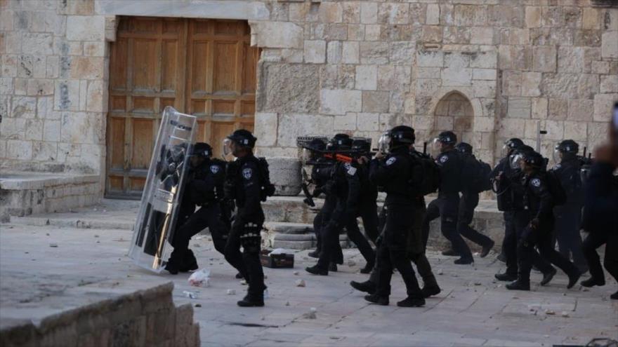 Fuerzas israelíes atacan con bombas explosivas y balas de goma a palestinos en Mezquita Al-Aqsa, en Al-Quds, 22 de abril de 2022. (Foto: Getty Images)