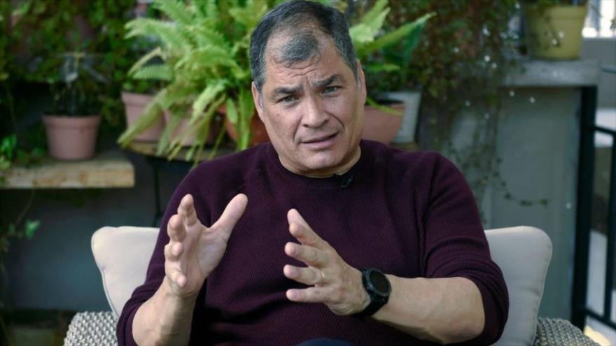 Expresidente ecuatoriano Rafael Correa habla durante una entrevista con AFP en la Ciudad de México, 13 de abril de 2021. (Foto: AFP)