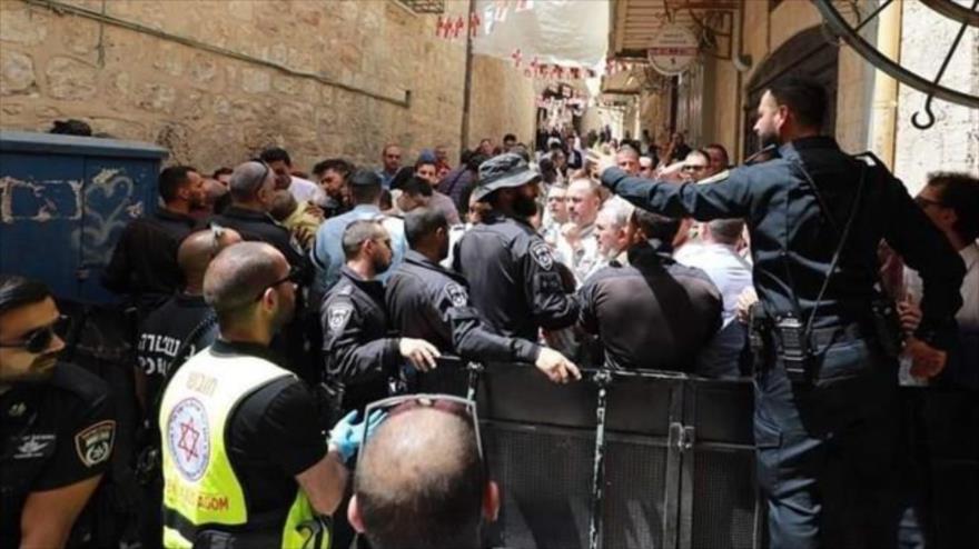 Fuerzas israelíes impiden a los cristianos ingresar en la Iglesia del Santo Sepulcro en Al-Quds, 23 de abril de 2022.