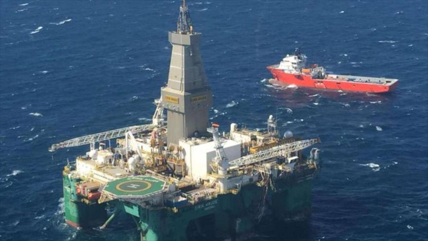 Una plataforma petrolífera en las cercanías de las Islas Malvinas, Argentina.