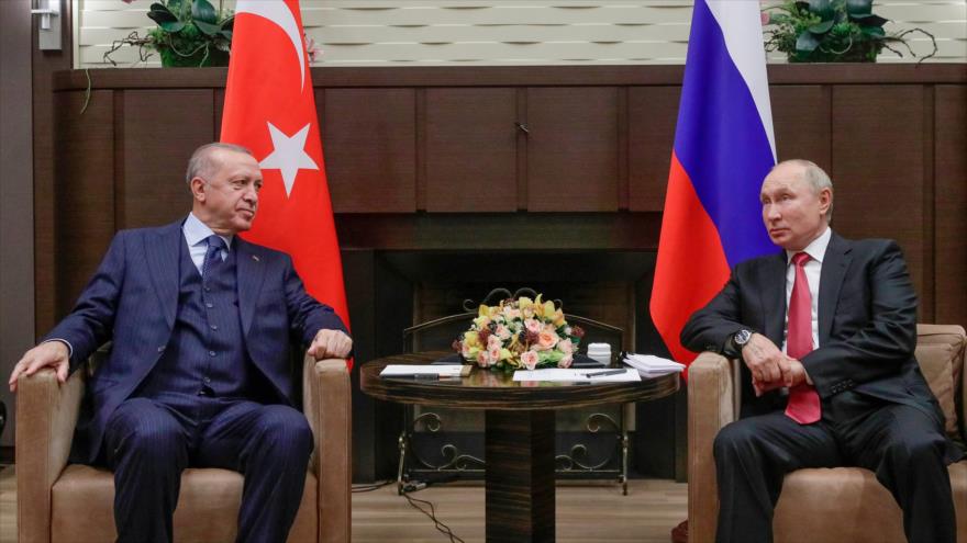 El presidente ruso, Vladimir Putin, (dcha.) y su par turco, Recep Tayyip Erdogan, en Sochi (Rusia), 29 de septiembre de 2021. (Foto: AFP)