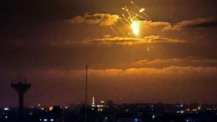 Cohetes lanzados desde la Franja de Gaza sobre el enclave palestino, 21 de abril de 2022. (Foto: AFP)