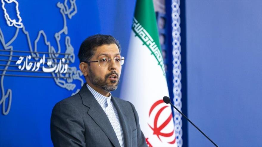 El portavoz de la Cancillería de Irán, Said Jatibzade, durante una rueda de prensa en Teherán, capital iraní, 18 de abril de 2022. (Foto: FARS)