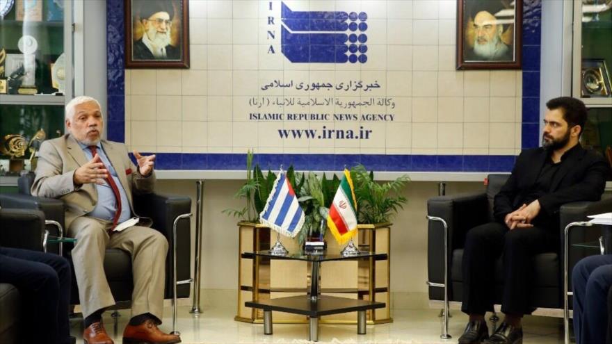 El embajador de Cuba en Irán, Alberto González Casals (izda), y el director general de IRNA, Ali Naderi, Teherán. 25 de abril de 2022.