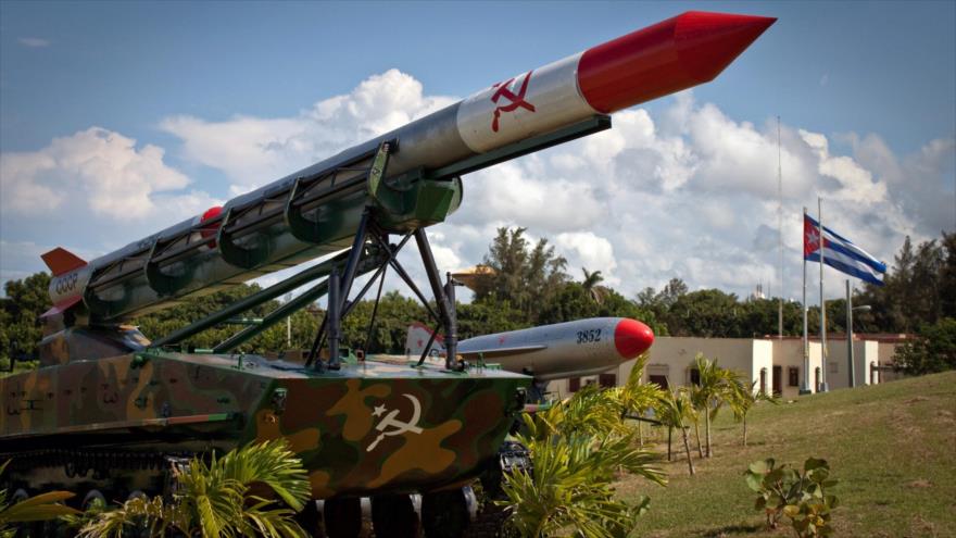 Un misil Moon, desplegado durante la crisis de los misiles de 1962, se exhibe en el complejo Morro Cabana, La Habana, 11 de octubre de 2012. (Foto: AFP)