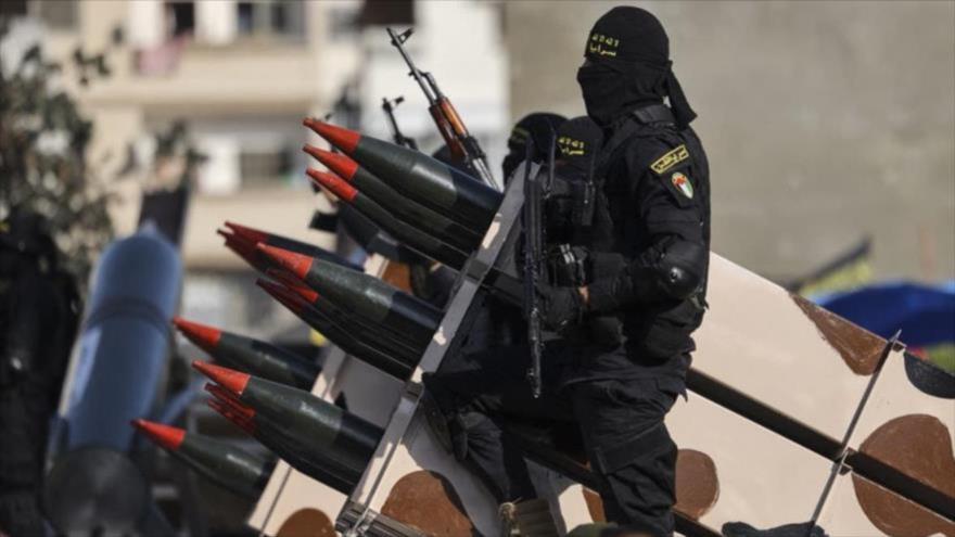 Combatientes del brazo armado de la Yihad Islámica Palestina en un desfile con cohetes en Gaza, 29 de mayo de 2021. (Foto: AFP)