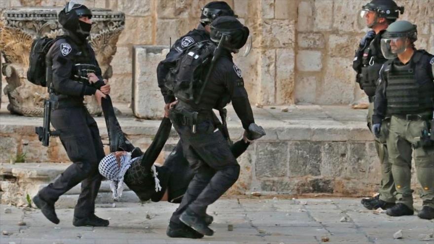 Policía israelí lleva a manifestante palestino herido en Mezquita Al-Aqsa, en Al-Quds (Jerusalén), 22 de abril de 2022. (Foto: Getty Images)