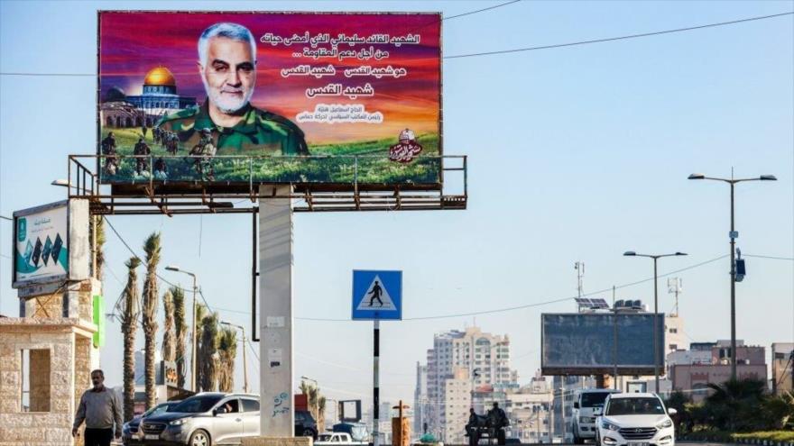 Un cartel gigante en la ciudad de Gaza con la imagen del asesinado comandante iraní, el general Qasem Soleimani, 29 de diciembre de 2020.