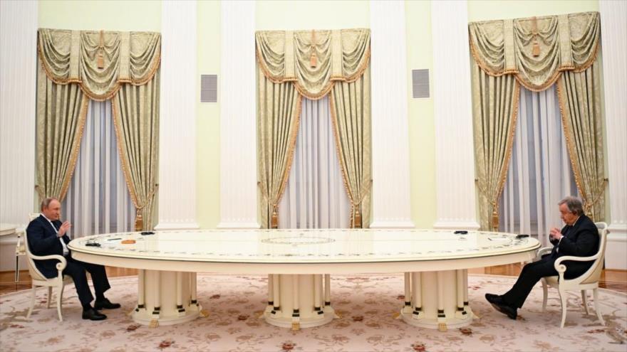 El presidente ruso, Vladimir Putin (Izq.), y el secretario general de la ONU, António Guterres, Moscú, Rusia, 26 de abril de 2022. 
