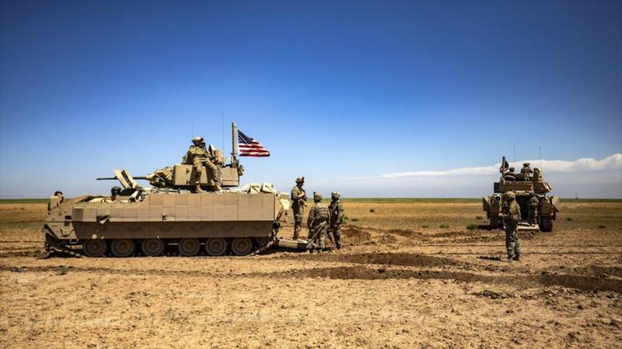 Fuerzas militares de EE.UU. patrullan el campo de la ciudad de Al-Qamishli, en la provincia siria de Al-Hasaka (noreste), 20 de abril de 2022.