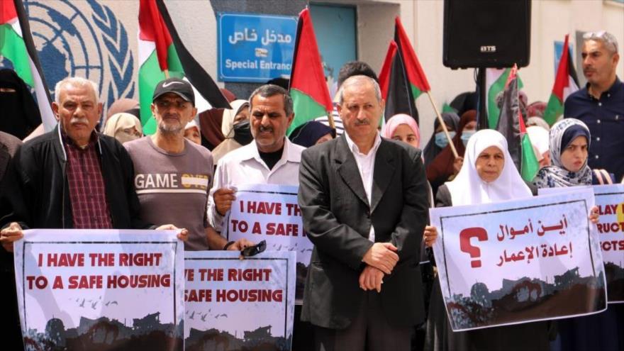Manifestantes sostienen pancartas y banderas durante una protesta en Gaza, 25 de abril de 2022. (Foto: Getty Images)