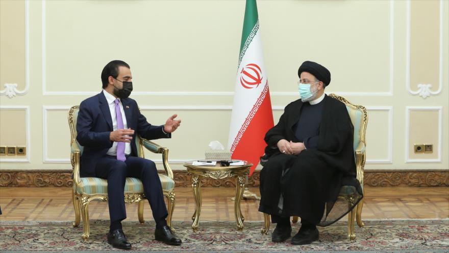 El presidente iraní, Seyed Ebrahim Raisi (dcha.), y el presidente del Parlamento iraquí, Muhamad al-Halbusi, en Teherán, 27 de abril de 2022. (Foto: president.ir)