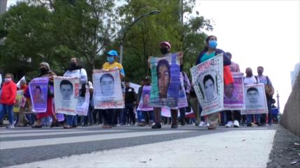 Padres de los 43 de Ayotzinapa a la espera del informe de AMLO
