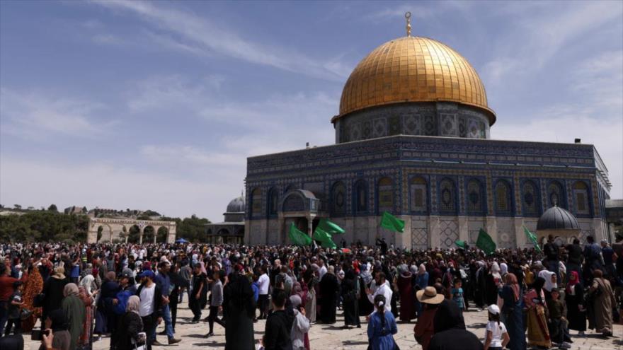 Palestinos protestan en la explanada de la Mezquita Al-Aqsa, en Al-Quds, contra crímenes israelíes, 22 de abril de 2022. (Foto: Reuters)