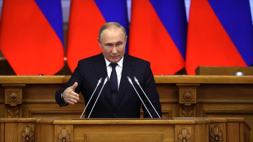 El presidente ruso, Vladimir Putin, ofrece un discurso ante el Consejo de Parlamentarios en San Petersburgo, 27 de abril de 2022. (Foto: kremlin.ru)
