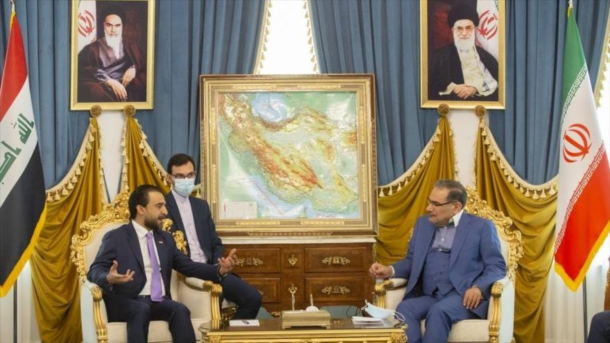 El jefe de Seguridad Nacional de Irán, Ali Shamjani (dcha.), y el presidente del Parlamento de Irak, Muhamad al-Halbusi, en Teherán, 27 de abril de 2022.