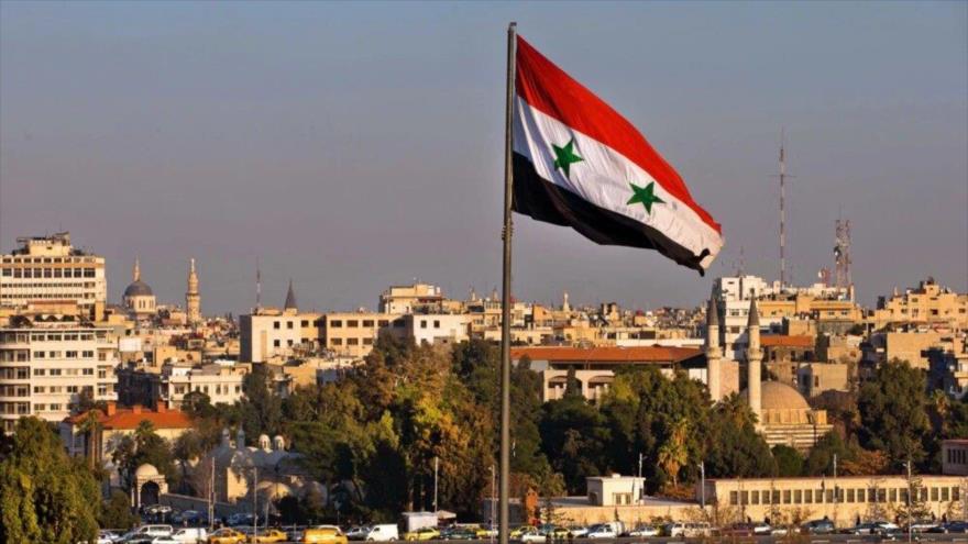 Una bandera nacional siria ondea en Damasco, capital, 28 de febrero de 2016.