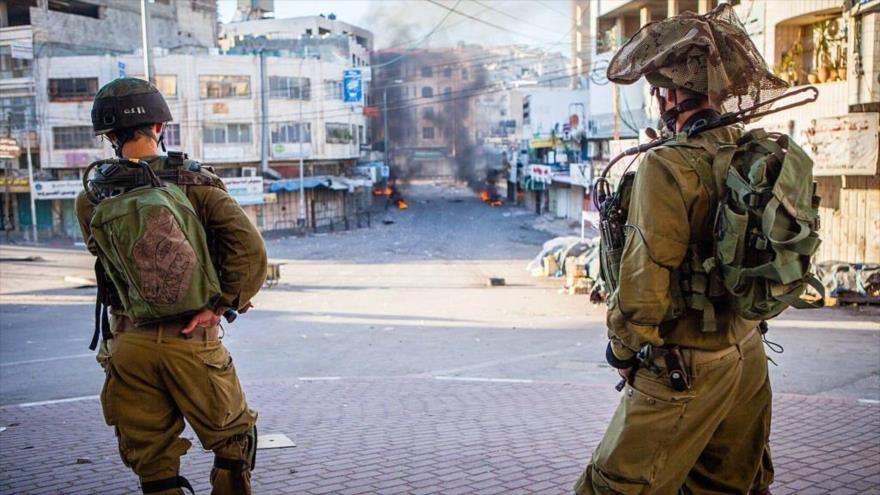 Soldados israelíes reprimen una protesta en la ciudad cisjordana de Hebrón. (Foto: Getty Images)