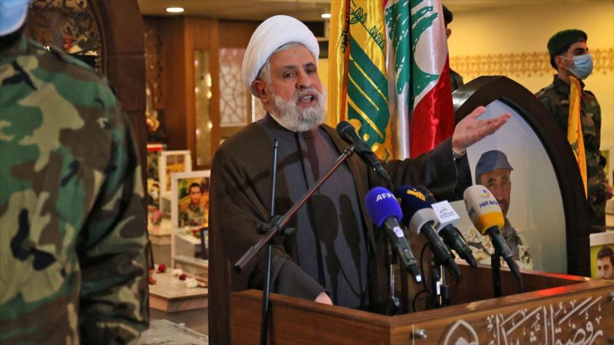 Vicesecretario general de Hezbolá, el sheij Naim Qasem, ofrece un discurso en Beirut, 15 de febrero de 2022. (Foto: AFP)