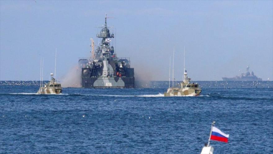 Buques de la Armada rusa cerca del puerto de Sebastopol, en el mar Negro, 16 de febrero de 2022. (Foto: Reuters)