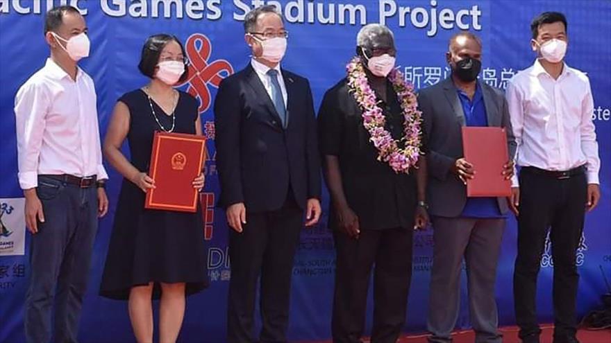 El primer ministro de las Islas Salomón, Manasseh Sogavare, y el embajador chino Li Ming, en Honiara, 22 de abril de 2022. (Foto: Getty Images)