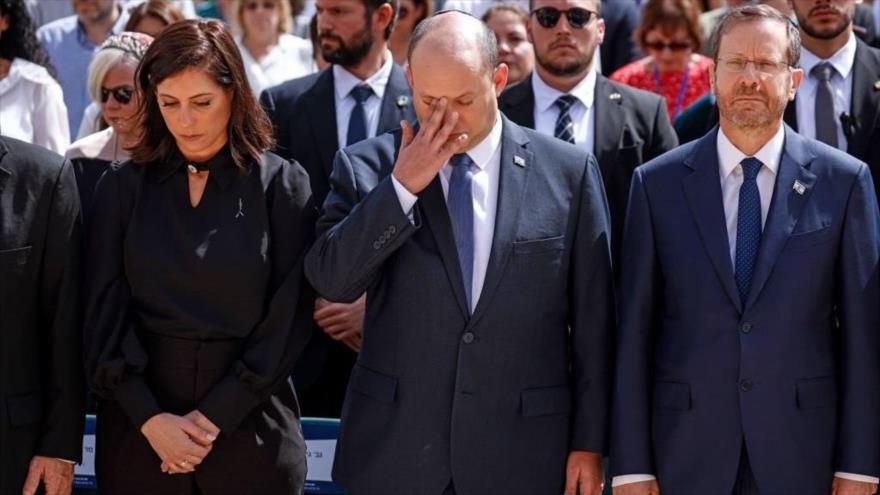 El primer ministro israelí, Naftali Bennett, y su esposa Galit, junto al presidente Isaac Herzog, durante una ceremonia en Al-Quds, 28 de abril de 2022.