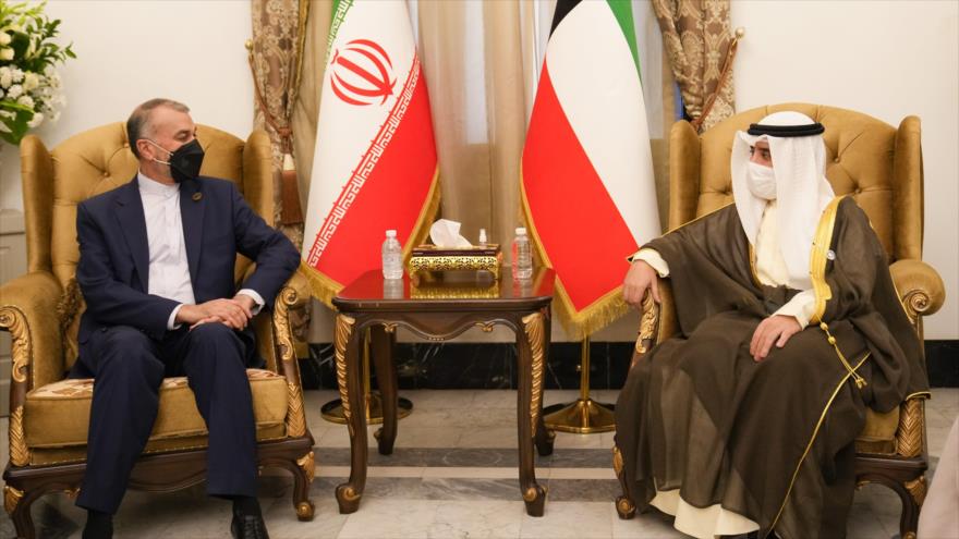 El ministro iraní de asuntos exteriores, Hosein Amir Abdolahian, y su homólogo kuwaití, Ahmed Naser al-Muhamad al-Sabah, Baghdad, 29 de agosto de 2021.
