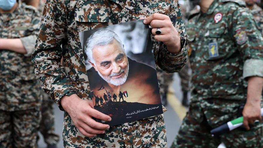 Un ciudadano iraní lleva una imagen del general Soleimani en la marcha por el Día Mundial de Al-Quds, 29 de abril de 2022.