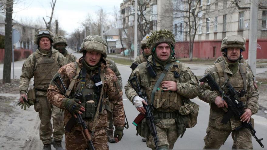 Soldados ucranianos en la ciudad de Sievierodonetsk, 27 de febrero de 2022. (Foto: AFP)