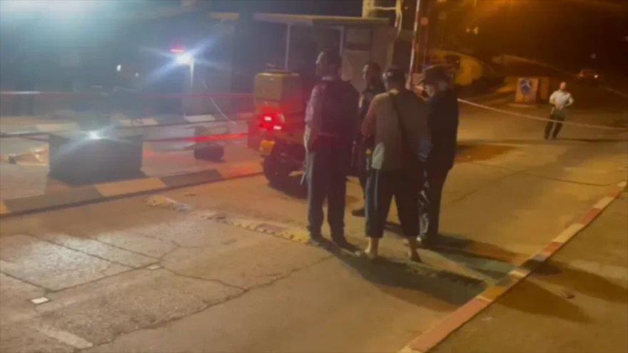La policía y los médicos en la entrada del asentamiento israelí Ariel tras un ataque palestino, 29 de abril de 2022.