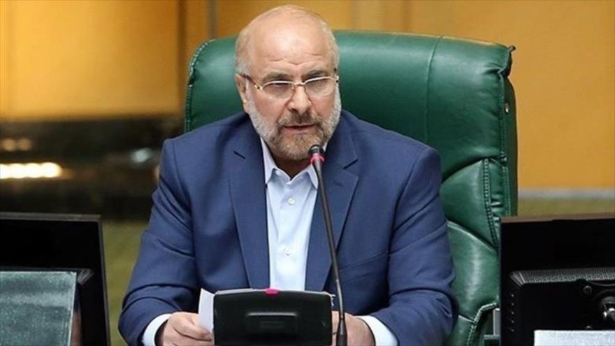 El presidente del Parlamento iraní, Mohamad Baqer Qalibaf, habla en una sesión de la Asamblea Consultiva Islámica.