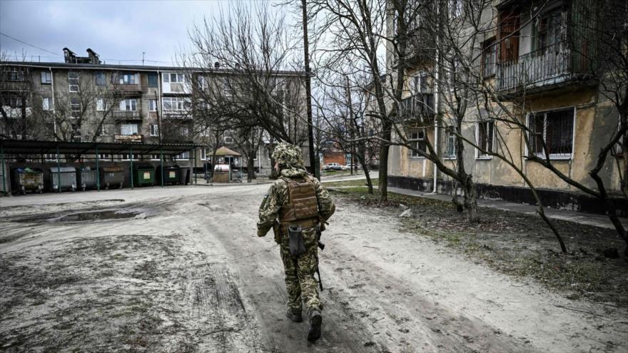 Soldado ucraniano cerca de la ciudad de Lugansk, en el este de Ucrania, 22 de febrero de 2022. (Foto: AFP)
