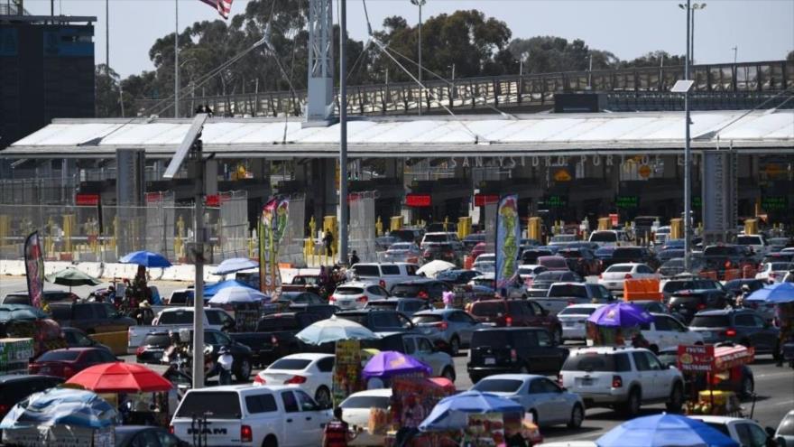 Vehículos esperan para ingresar a un puerto de entrada de EE.UU. en Tijuana, México, 9 de abril de 2022.