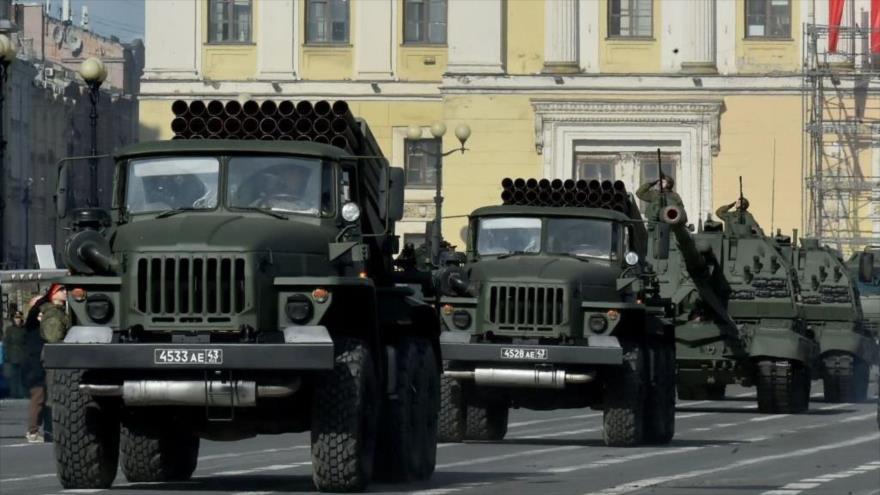 Los vehículos militares rusos durante un ensayo para el desfile militar del Día de la Victoria en San Petersburgo, 28 de abril de 2022.