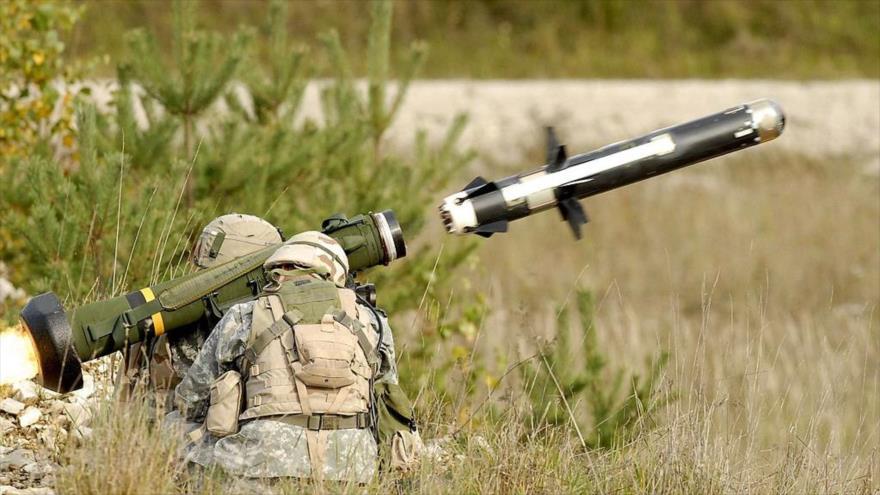 Un soldado estadounidense disparando un misil antitanque Javelin.