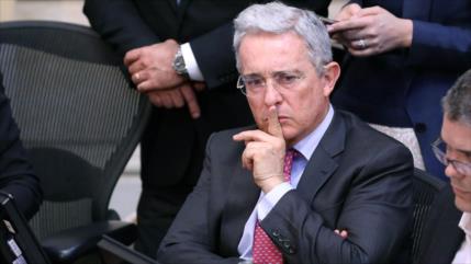 Piden juicio a más políticos corruptos como Uribe en Colombia