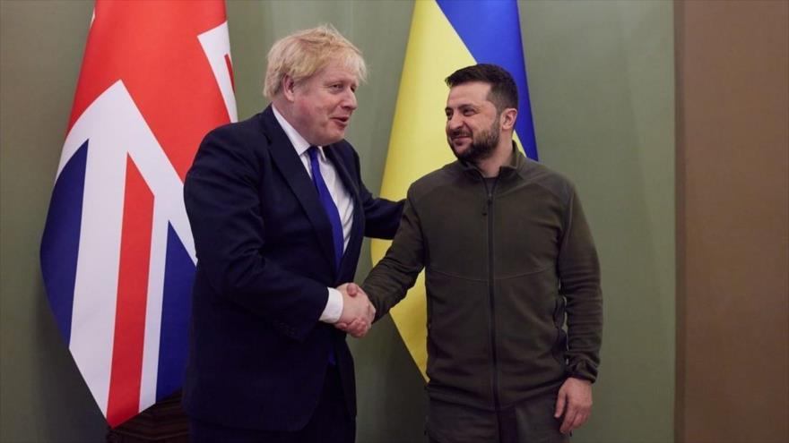 
El primer ministro británico, Boris Johnson, se reúne con el presidente ucraniano, Volodimir Zelenski, en Kiev, Ucrania, el 9 de abril de 2022. (Foto: Anadolu Agency)
