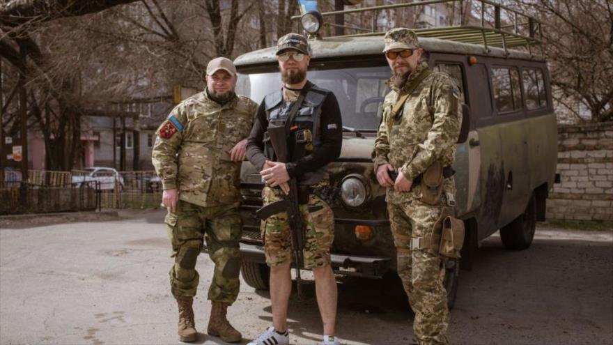 Milicianos del batallón neonazi de Azov en la ciudad ucraniana de Zaporiyia, 31 de marzo de 2022.