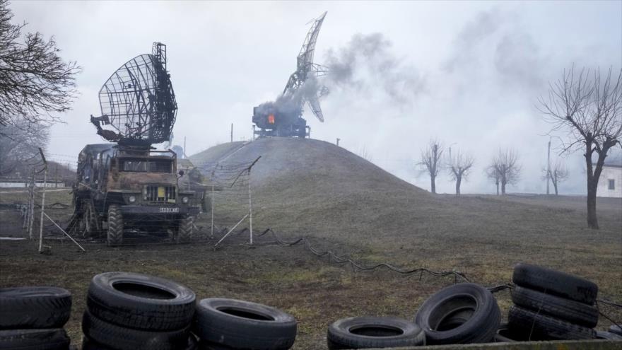 Conjuntos de radar dañados y otros equipos en una instalación militar ucraniana en las afueras de Mariúpol, Ucrania, 22 de febrero de 2022. (Foto: AP)