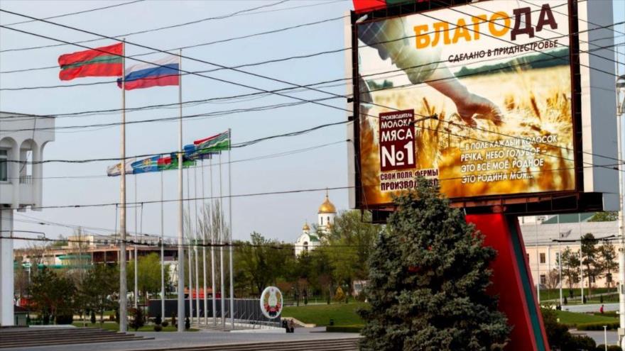 Banderas de Rusia y Transnistria ondean en la plaza Suvorov en Tiráspol, la autoproclamada capital de Transnistria, 23 de abril de 2022.