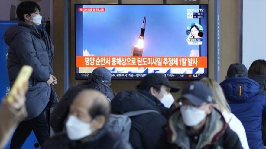 Personas ven una imagen televisiva del lanzamiento de un misil de Corea del Norte en Seúl, capital de Corea del Sur, 5 de marzo de 2022.