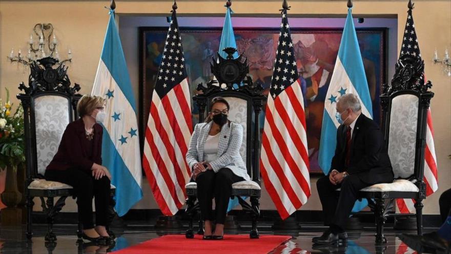 La embajadora de EE.UU., Laura Farnsworth Dogu, habla con la presidenta de Honduras, Xiomara Castro, y su canciller Enrique Reina, 12 de abril de 2022.