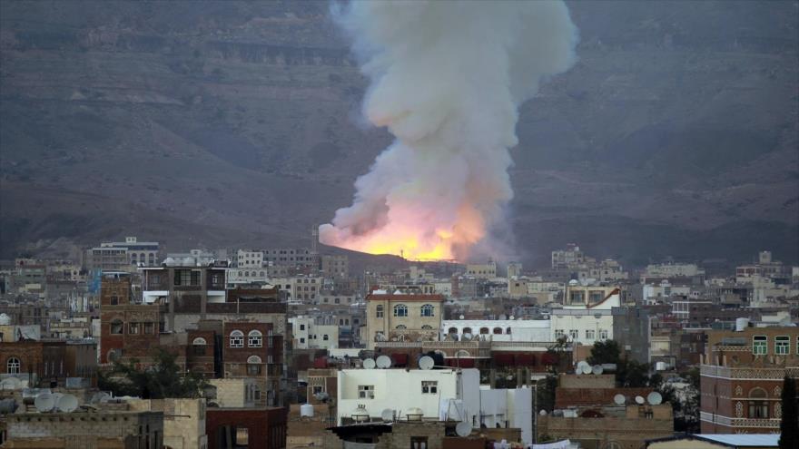 El humo se eleva tras un ataque aéreo de la coalición liderada por Arabia Saudí, 11 de mayo de 2015, en la capital yemení, Saná. (ّFoto: AFP)