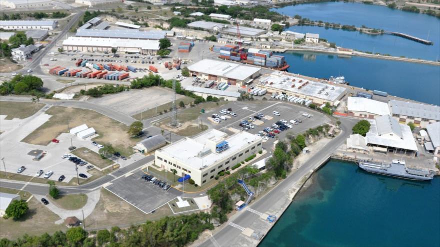 Vista aérea del edificio de administración de la base naval de EE.UU. en Guantánamo.