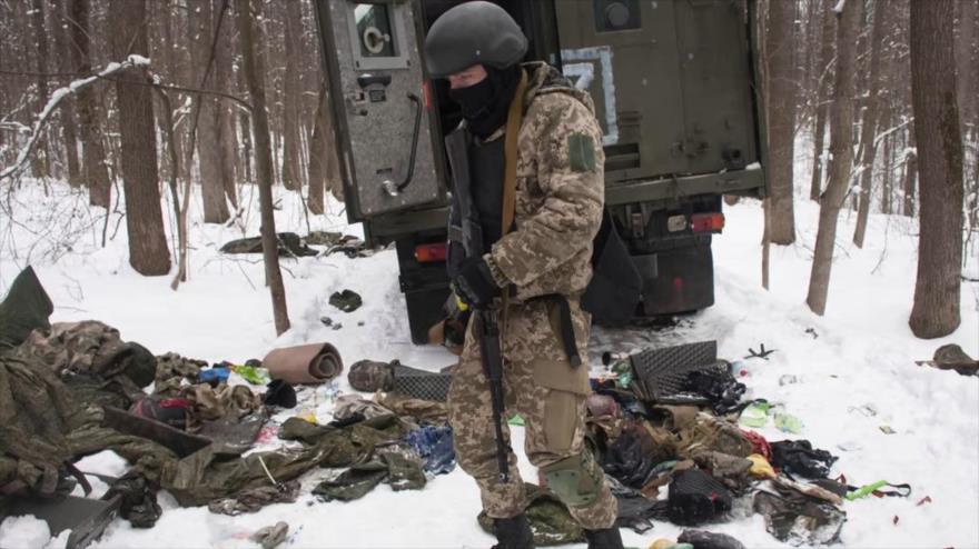 Un hombre armado de Ucrania voluntario inspecciona un vehículo militar dañado en las afueras de la ciudad oriental de Járkov. (Foto: AP)