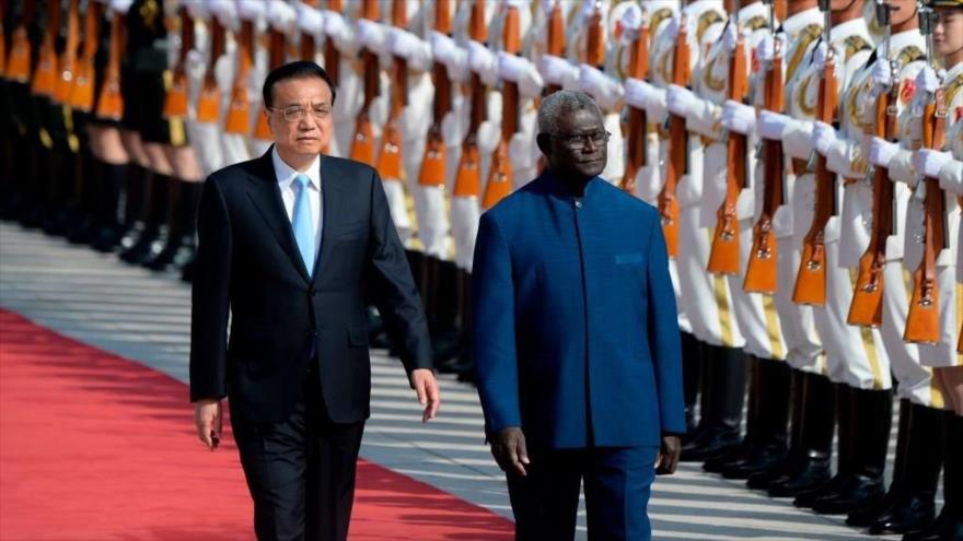 Premier de las Islas Salomón, Manasseh Sogavare (drcha.), y su par chino, Li Keqiang, en Pekín, China. (Foto: Getty Images)